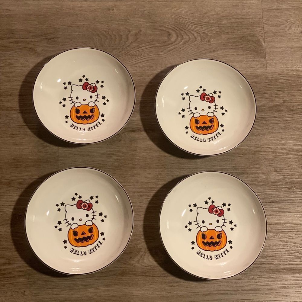 Hello Kitty Halloween Plates - Picture 2 of 5
